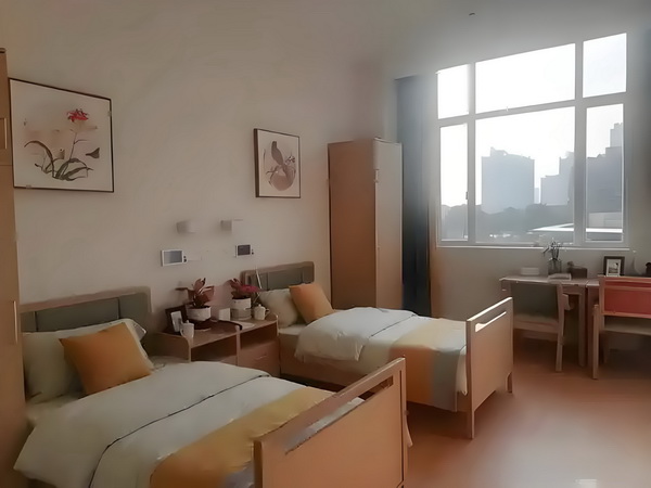 演硬汉成名却情路坎坷，8年不敢谈恋爱，遇小10岁的她成宠妻狂魔